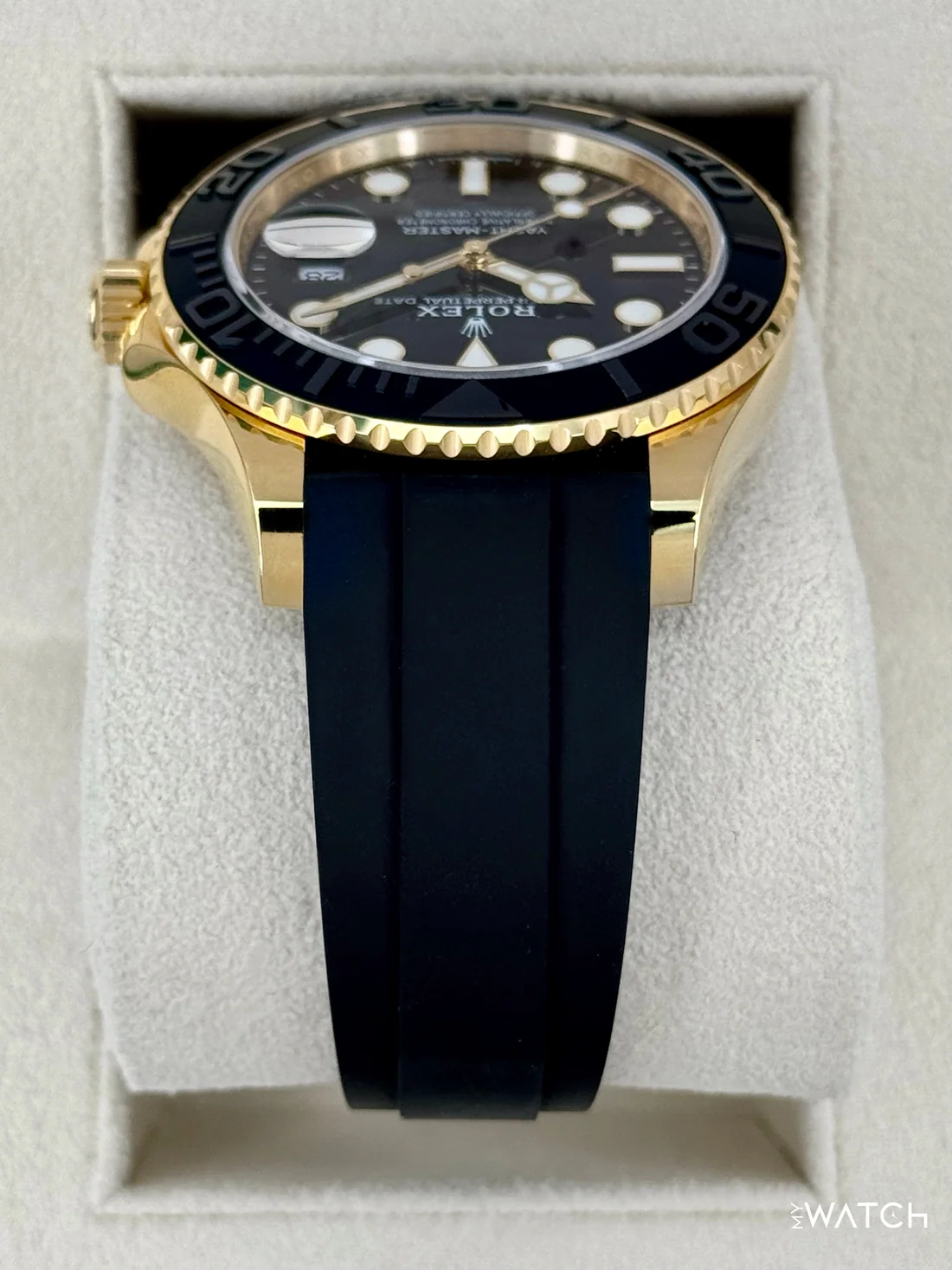 2025-ös Rolex Yacht-Master 42 mm 226658 sárga arany Oysterflex karkötővel, fekete számlappal