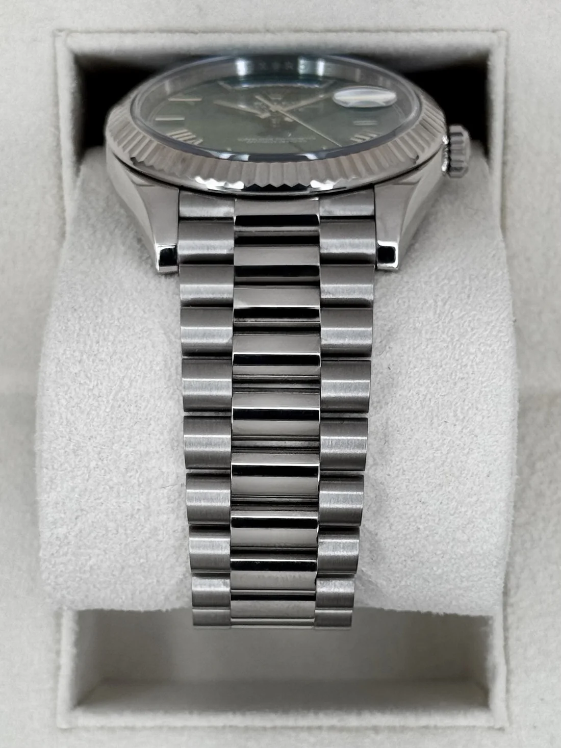 2023-as Rolex Day-Date 40 mm 228239, 18 karátos fehérarany, olívazöld számlap