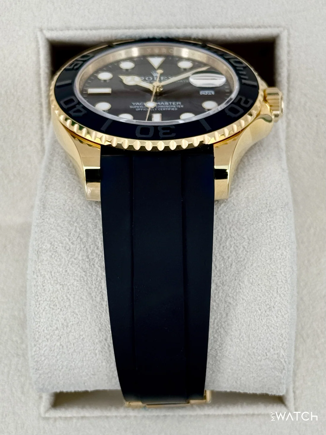 2025-ös Rolex Yacht-Master 42 mm 226658 sárga arany Oysterflex karkötővel, fekete számlappal