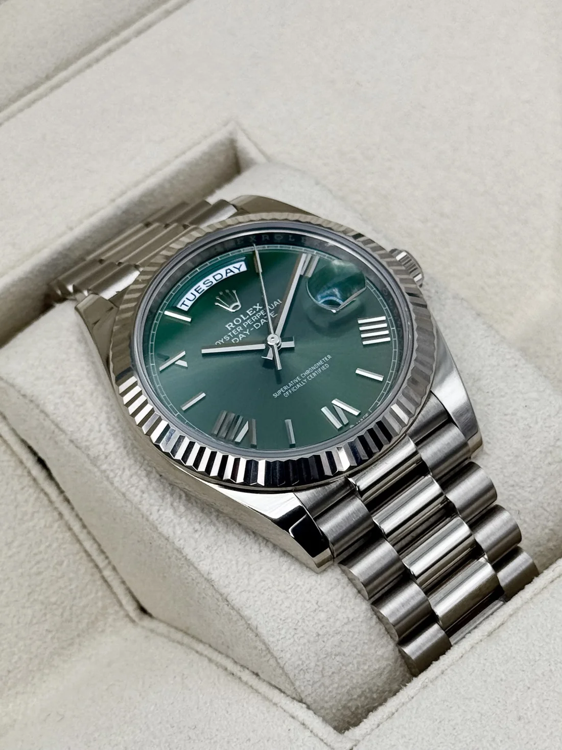 2023-as Rolex Day-Date 40 mm 228239, 18 karátos fehérarany, olívazöld számlap