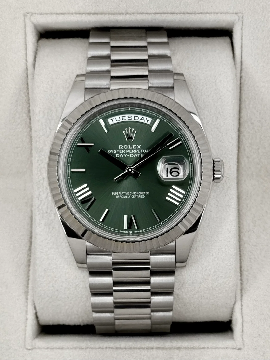 2023-as Rolex Day-Date 40 mm 228239, 18 karátos fehérarany, olívazöld számlap