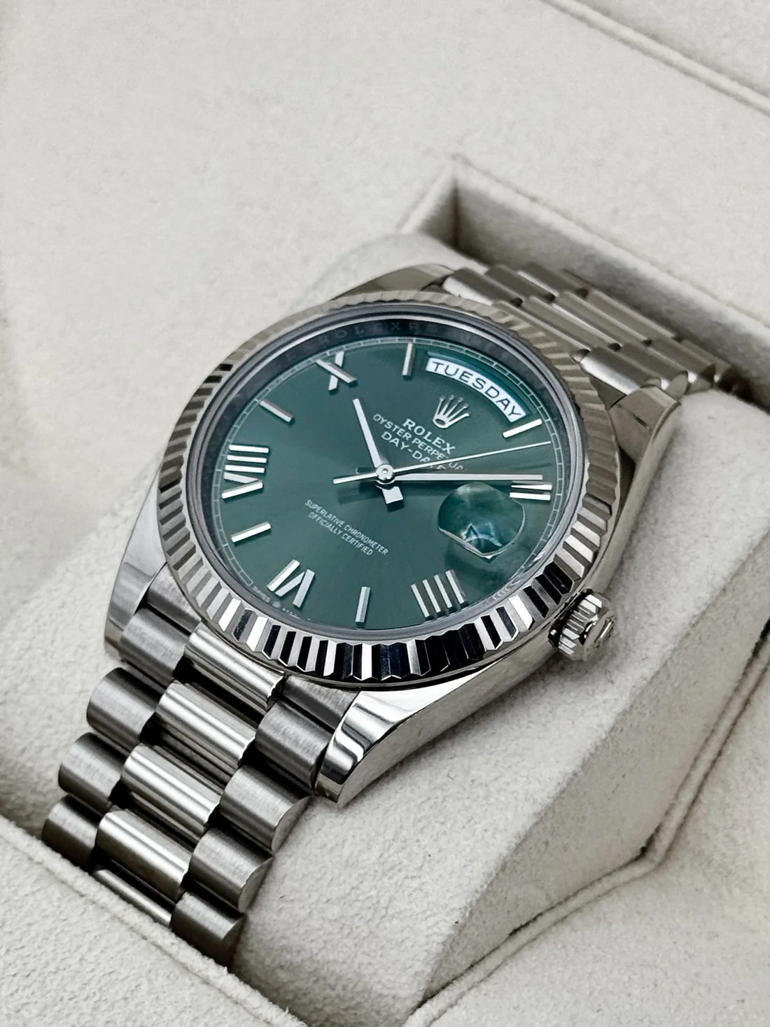 2023-as Rolex Day-Date 40 mm 228239, 18 karátos fehérarany, olívazöld számlap