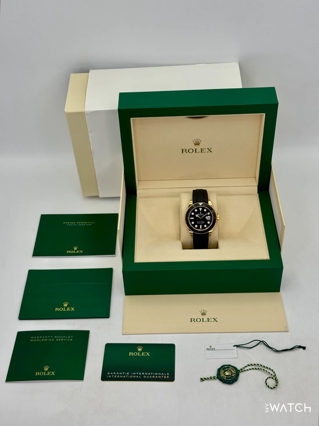 2025-ös Rolex Yacht-Master 42 mm 226658 sárga arany Oysterflex karkötővel, fekete számlappal