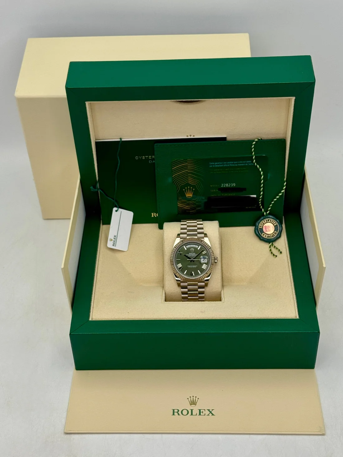2023-as Rolex Day-Date 40 mm 228239, 18 karátos fehérarany, olívazöld számlap