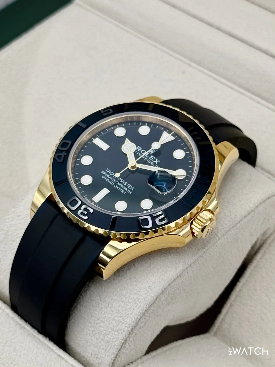 2025-ös Rolex Yacht-Master 42 mm 226658 sárga arany Oysterflex karkötővel, fekete számlappal
