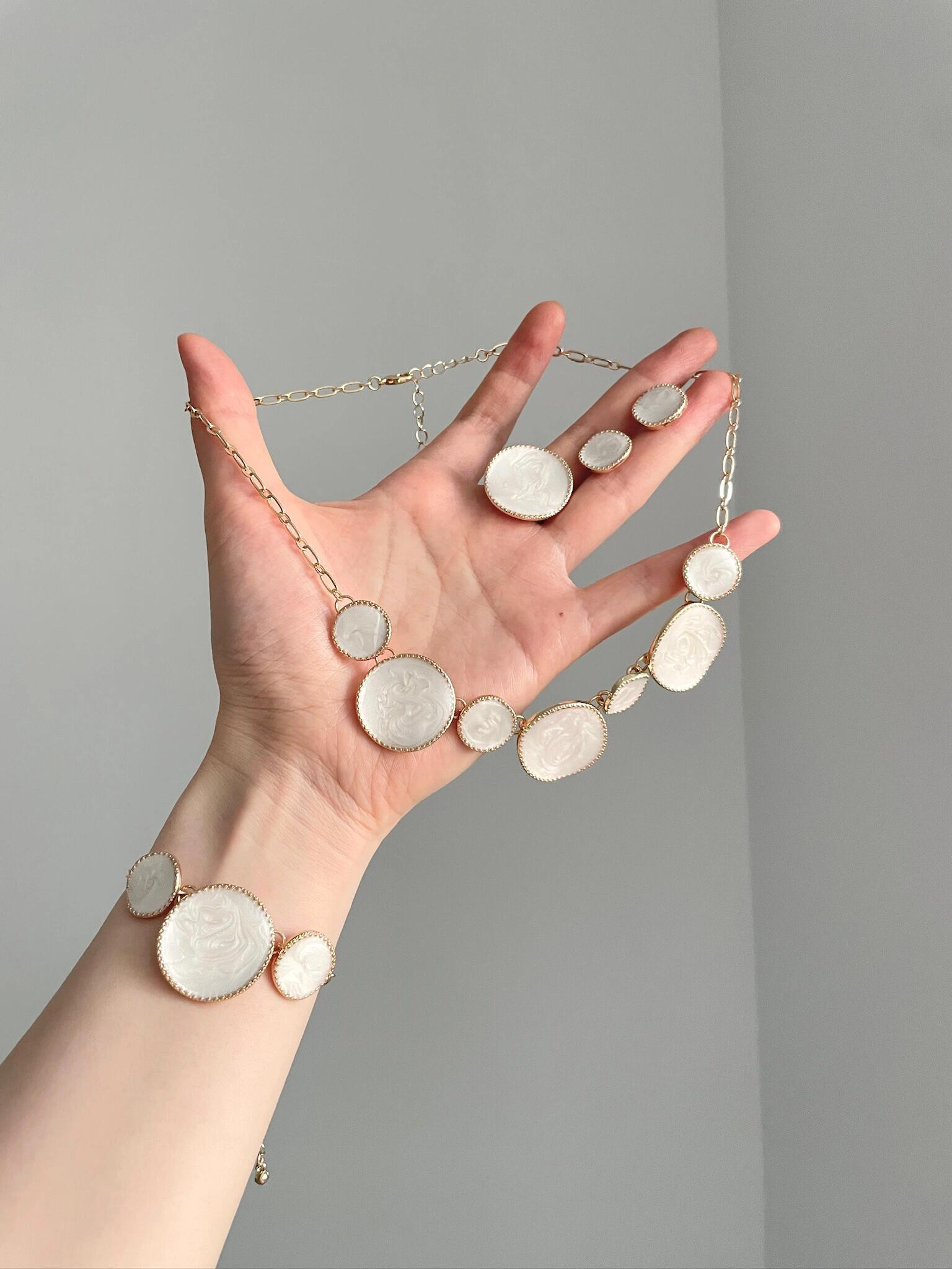Vintage White Oil Dripping Round Sheet Jewelry Set