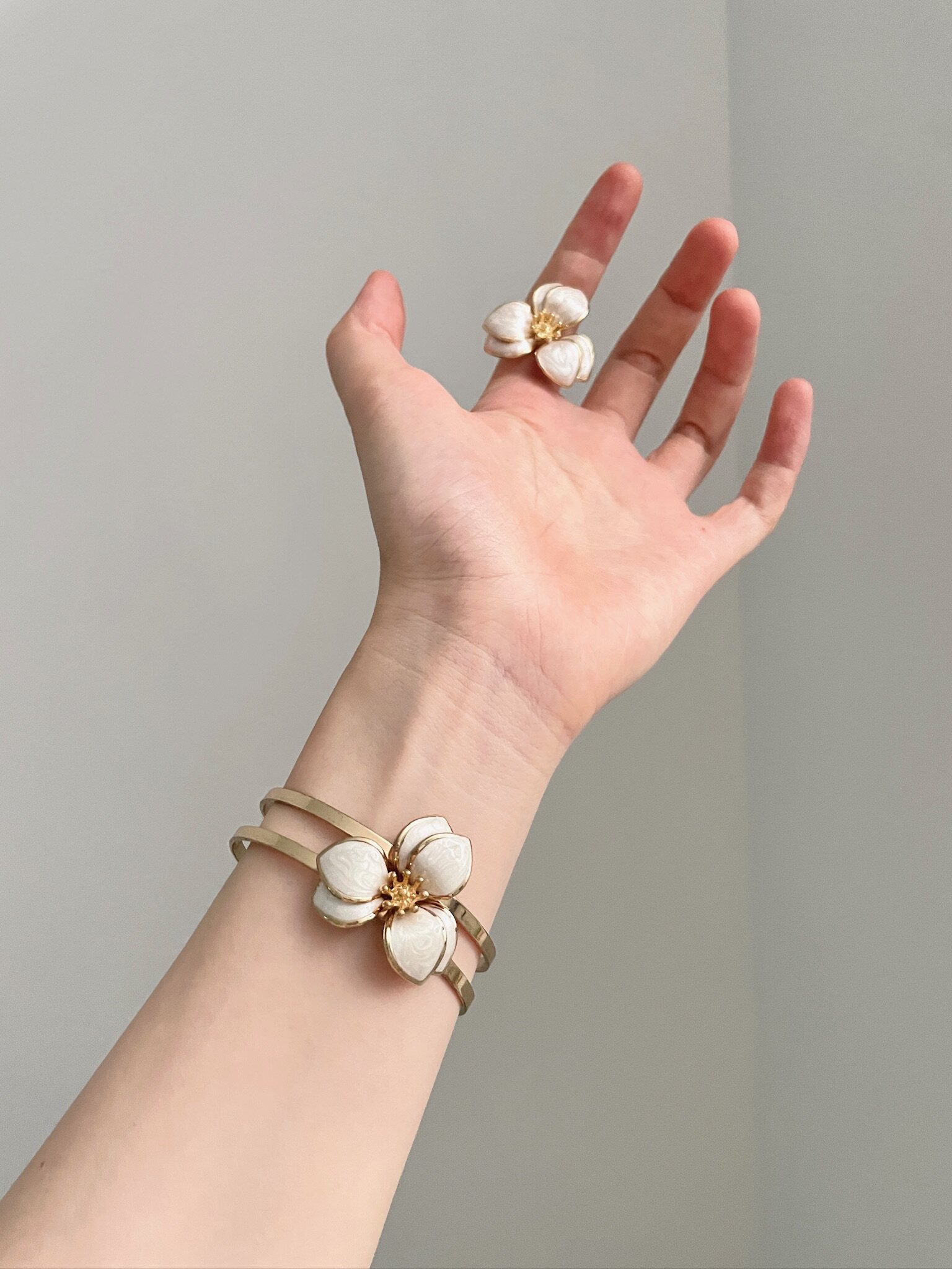 Vintage White Lily Jewelry Set
