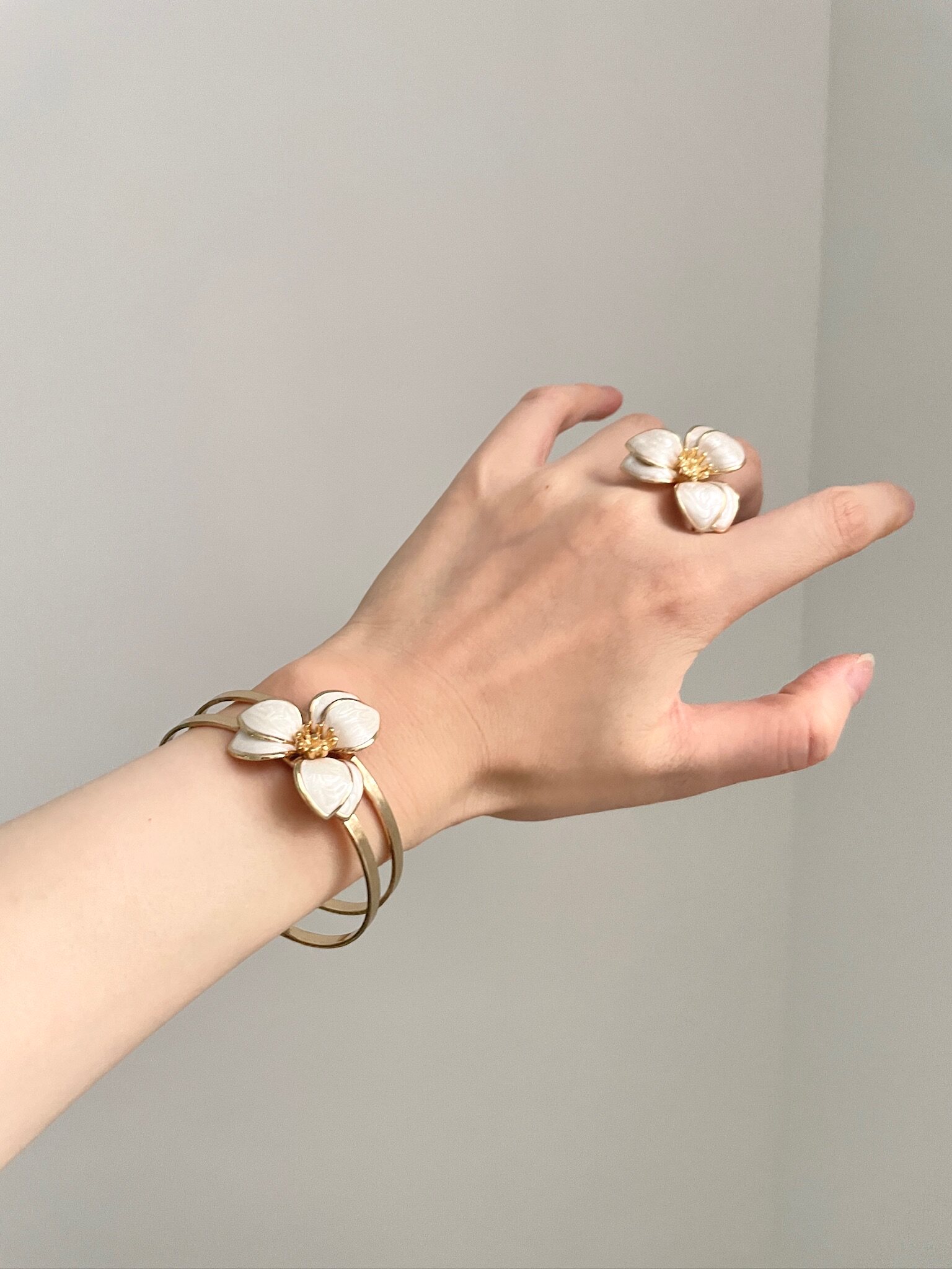 Vintage White Lily Jewelry Set
