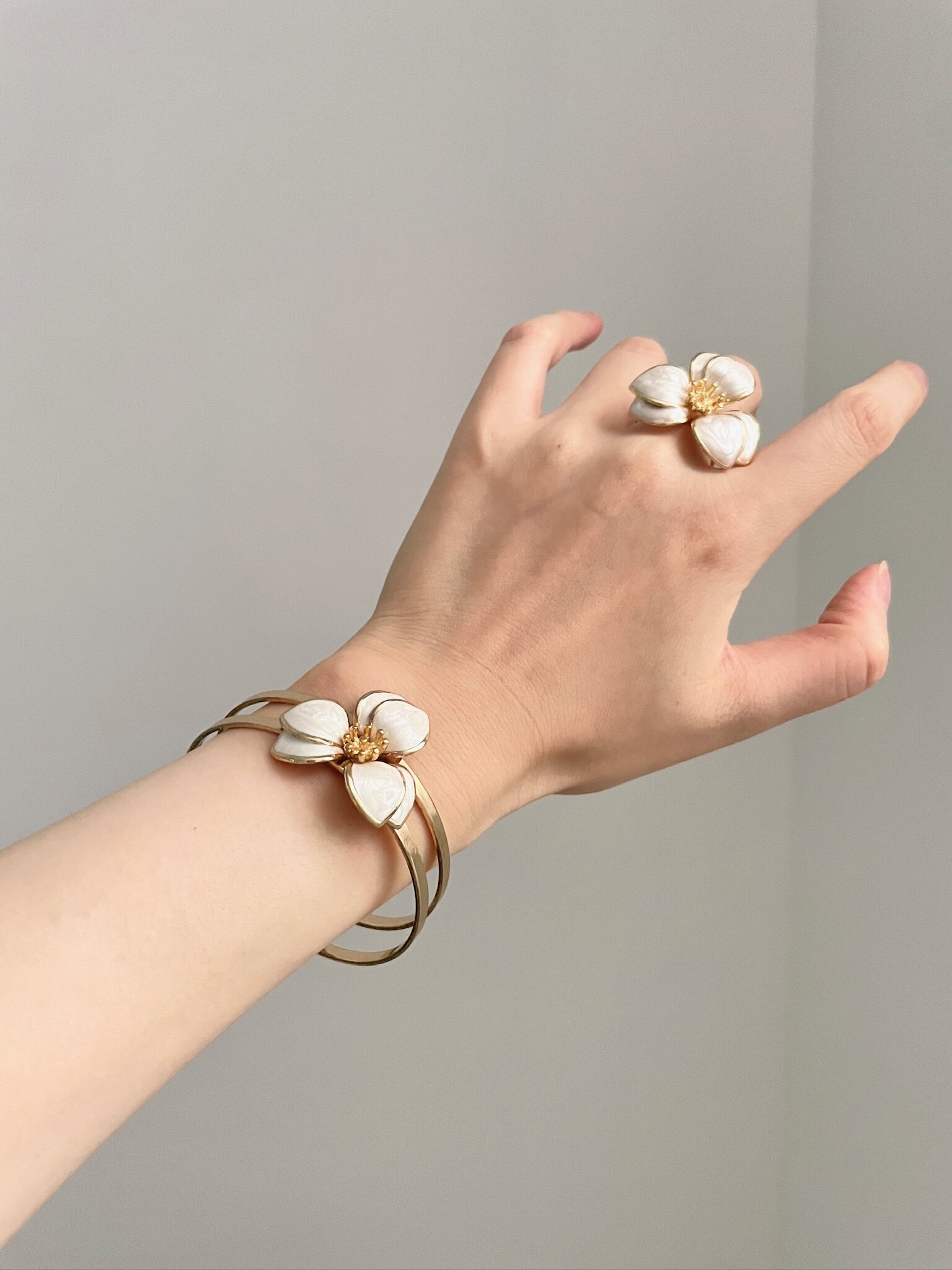 Vintage White Lily Jewelry Set