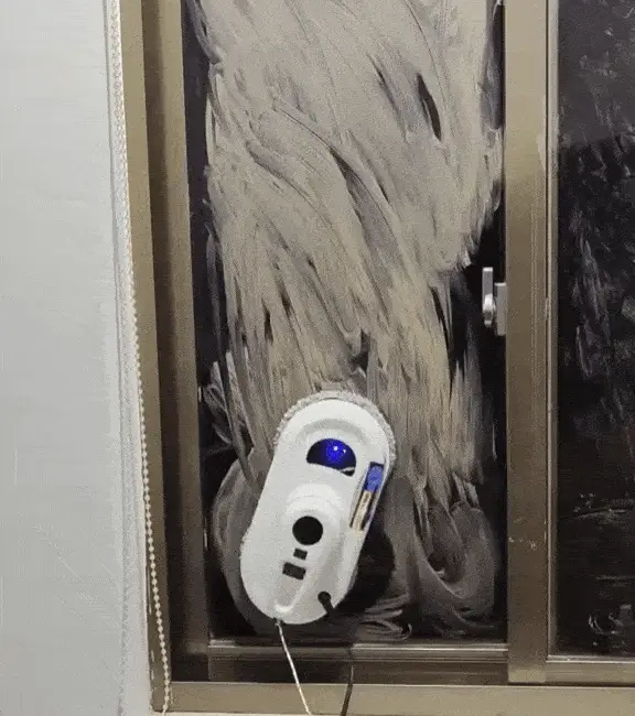 High suction power window cleaning robot