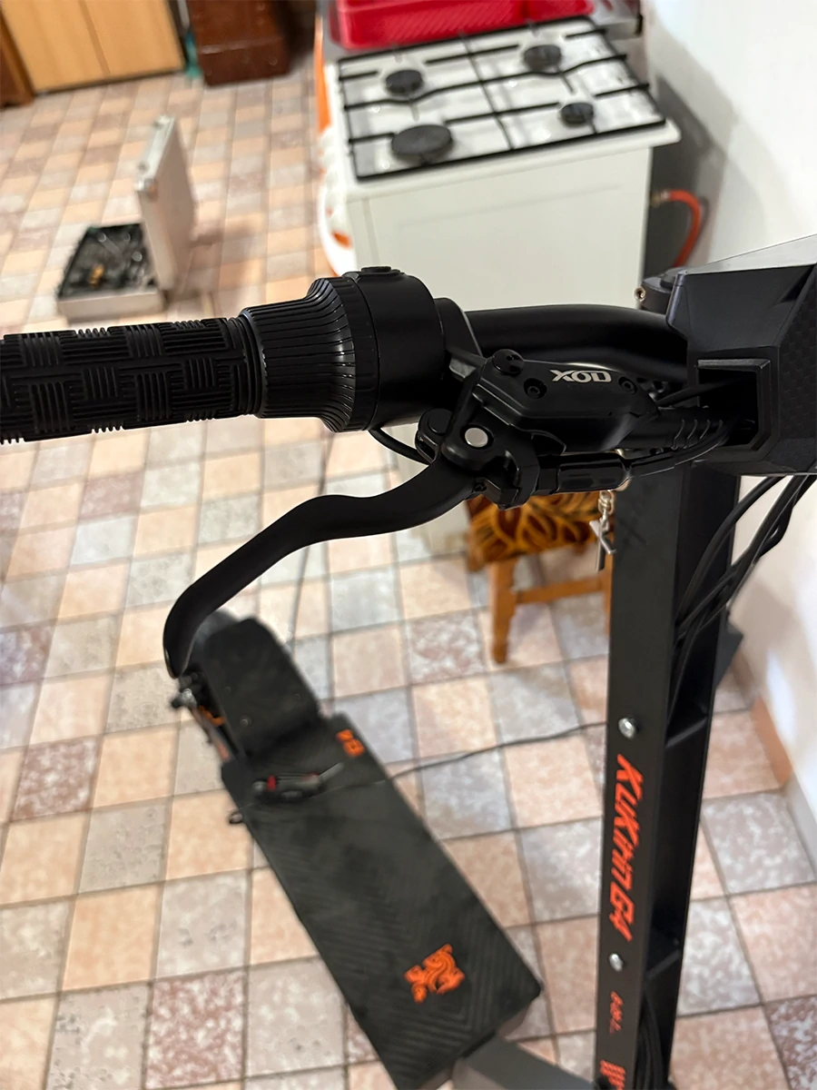 XOD hydraulic brake lever installed on a KuKirin G4 electric scooter