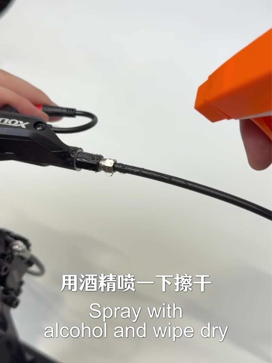 Cleaning mineral oil residue after reconnecting an XOD hydraulic brake hose