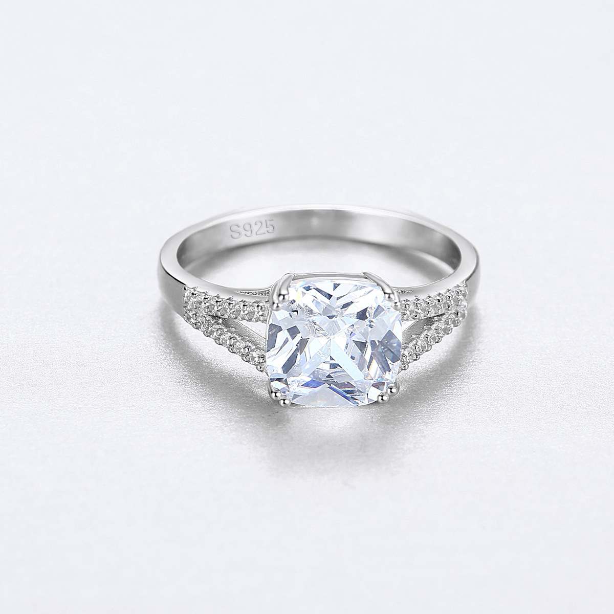S925 Sterling Silver Pear-Cut Cubic Zirconia Halo Engagement Ring with Pavé Shoulders