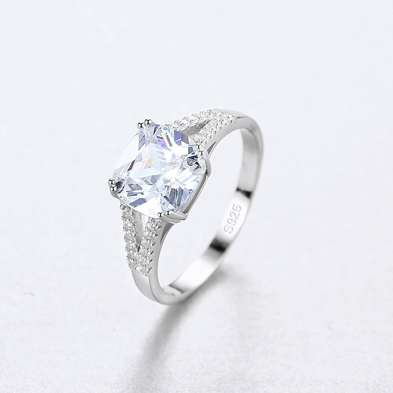 S925 Sterling Silver Pear-Cut Cubic Zirconia Halo Engagement Ring with Pavé Shoulders