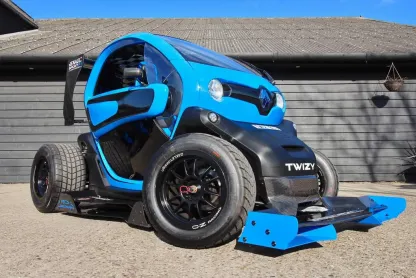 To get around the city differently, the solution is called Renault Twizy! With 1 or 2 people, this electric quadricycle is ideal for urban mobility.