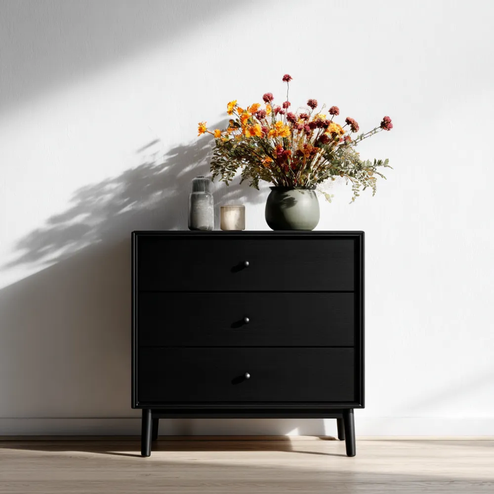 Commode en Bois avec Vase et Décorations