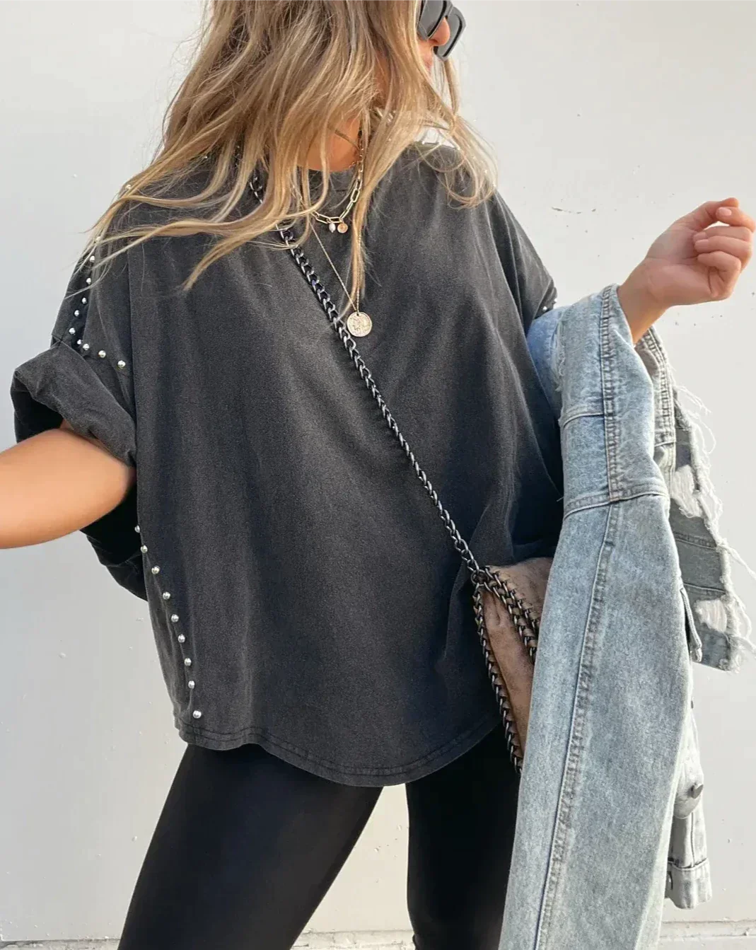 STUDDED OVERSIZED TEE