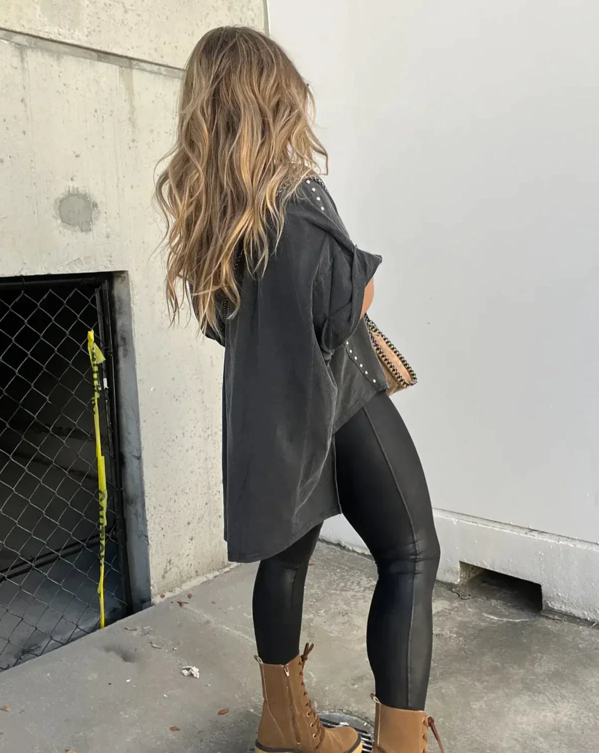 STUDDED OVERSIZED TEE