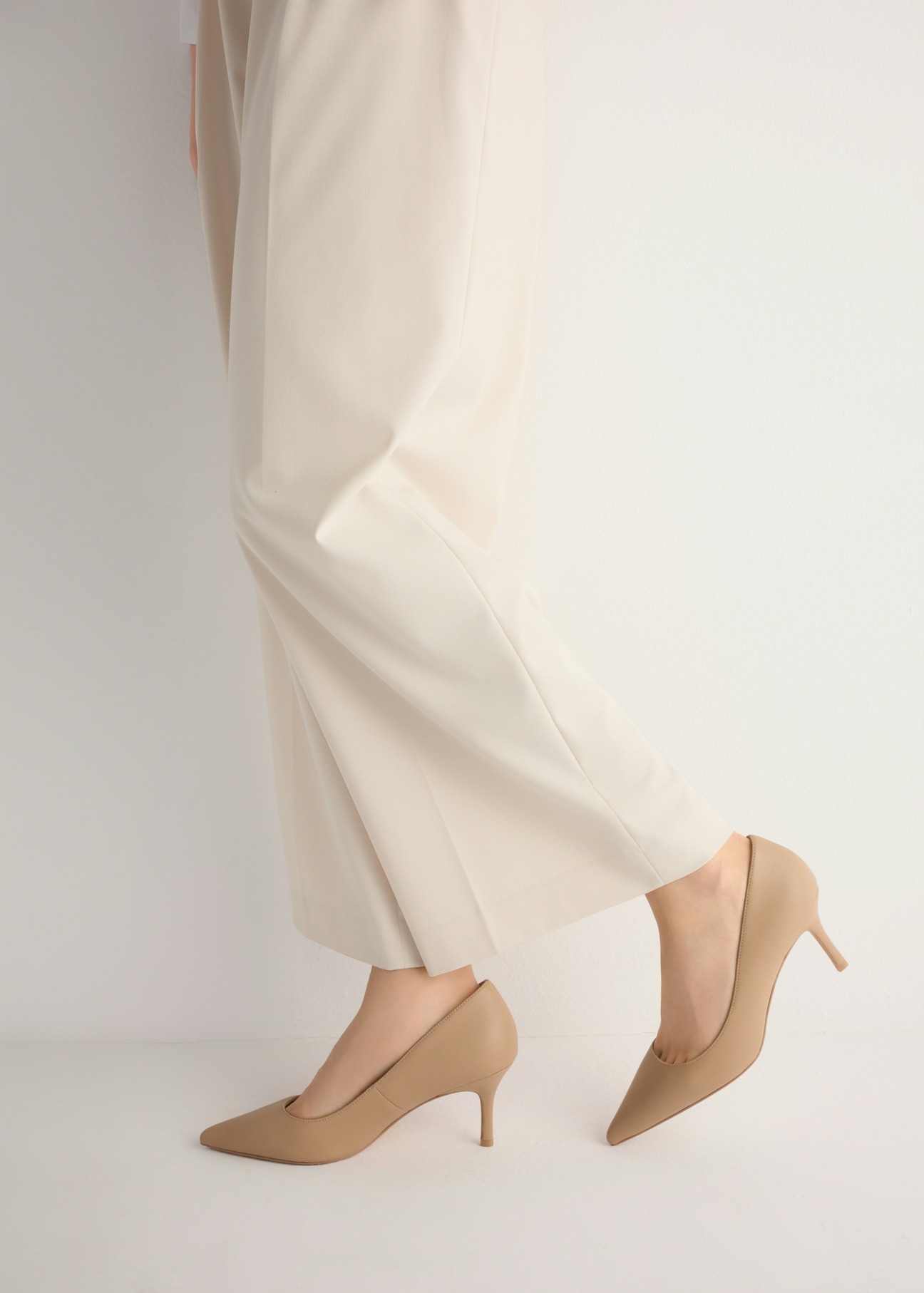 Beige leather women's pumps