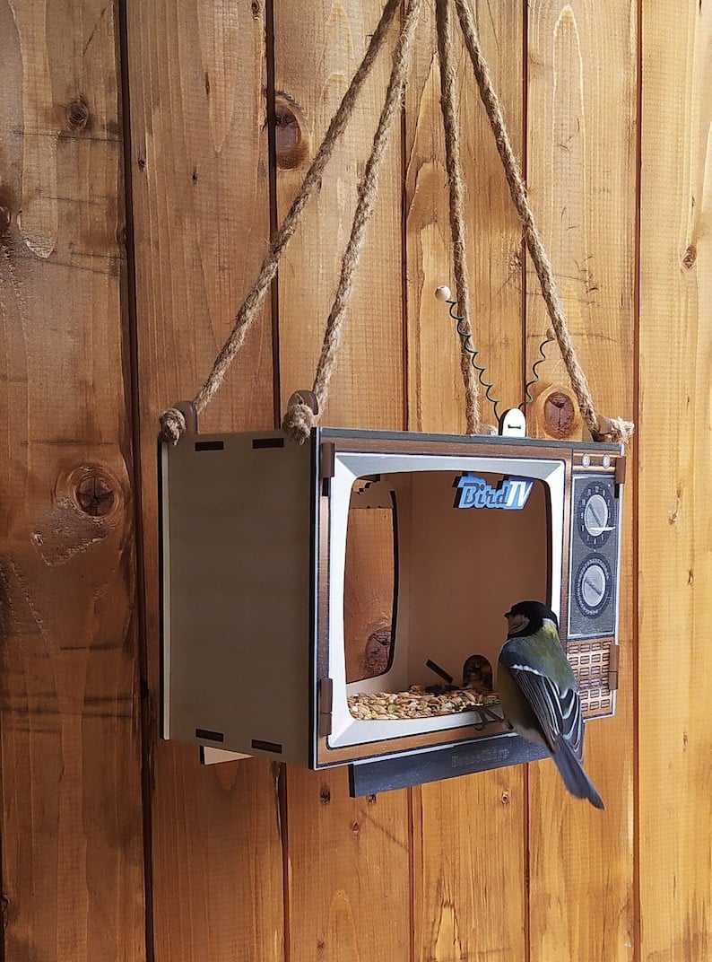 Unique TV Shaped Bird Feeder for Garden Decoration and Birdwatching Pleasure