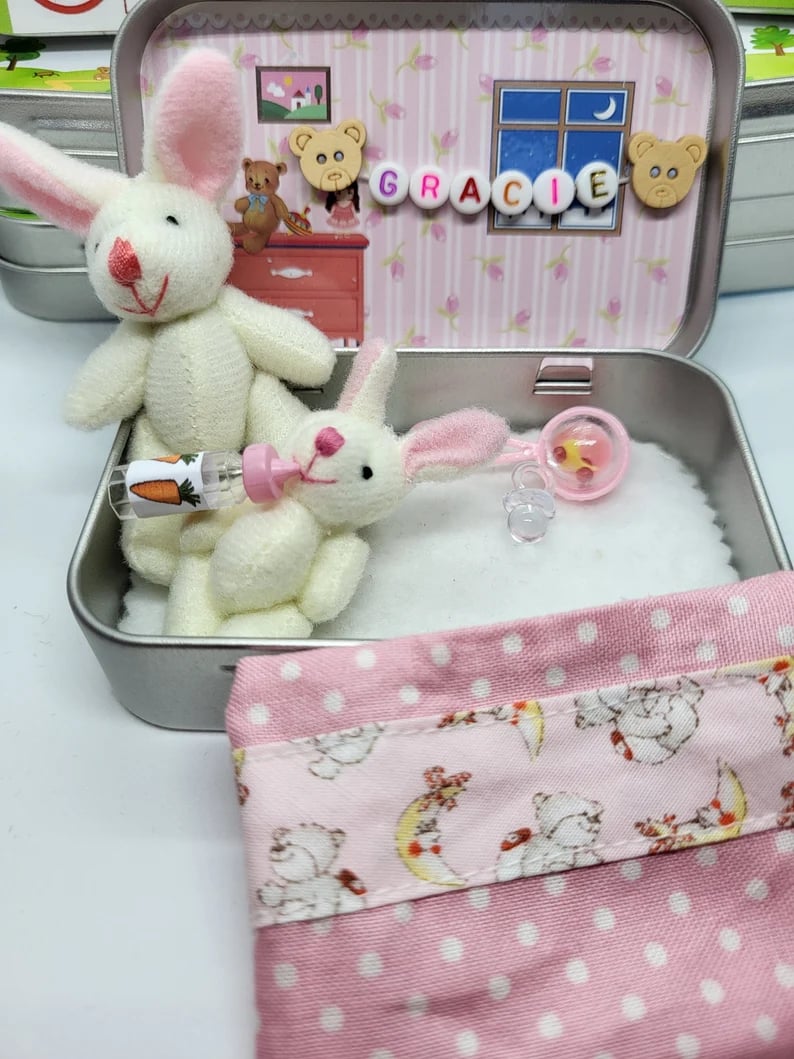 🐇 62% OFF! 🐇 Bunny Mummy & Baby Plush Pocket Tin – Handmade Easter Collectible with Cozy Blanket (Pink/Blue Ears) 🐇🎁