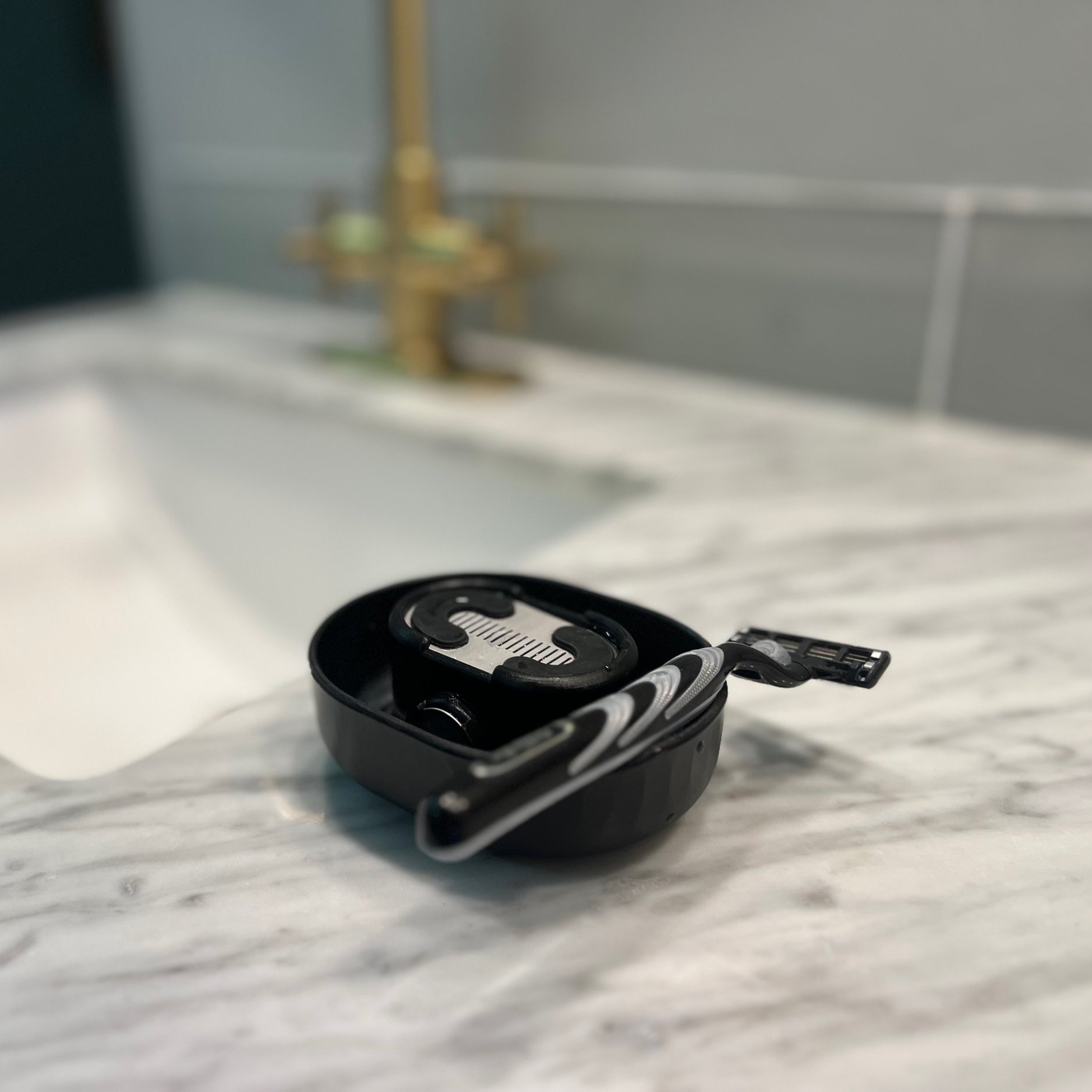 The Razor Rinser - Clean Your Razor Efficiently, Save Water, And Ditch The Sink.