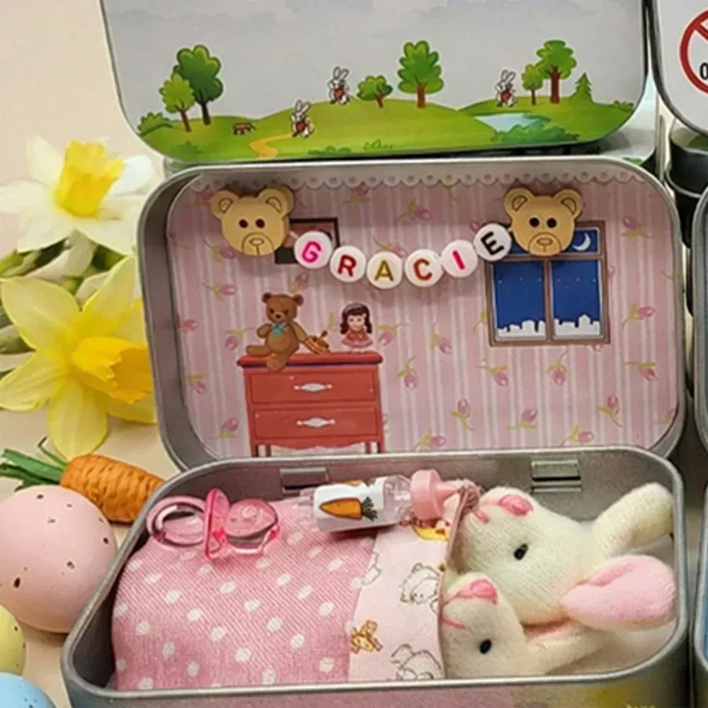 🐇 62% OFF! 🐇 Bunny Mummy & Baby Plush Pocket Tin – Handmade Easter Collectible with Cozy Blanket (Pink/Blue Ears) 🐇🎁