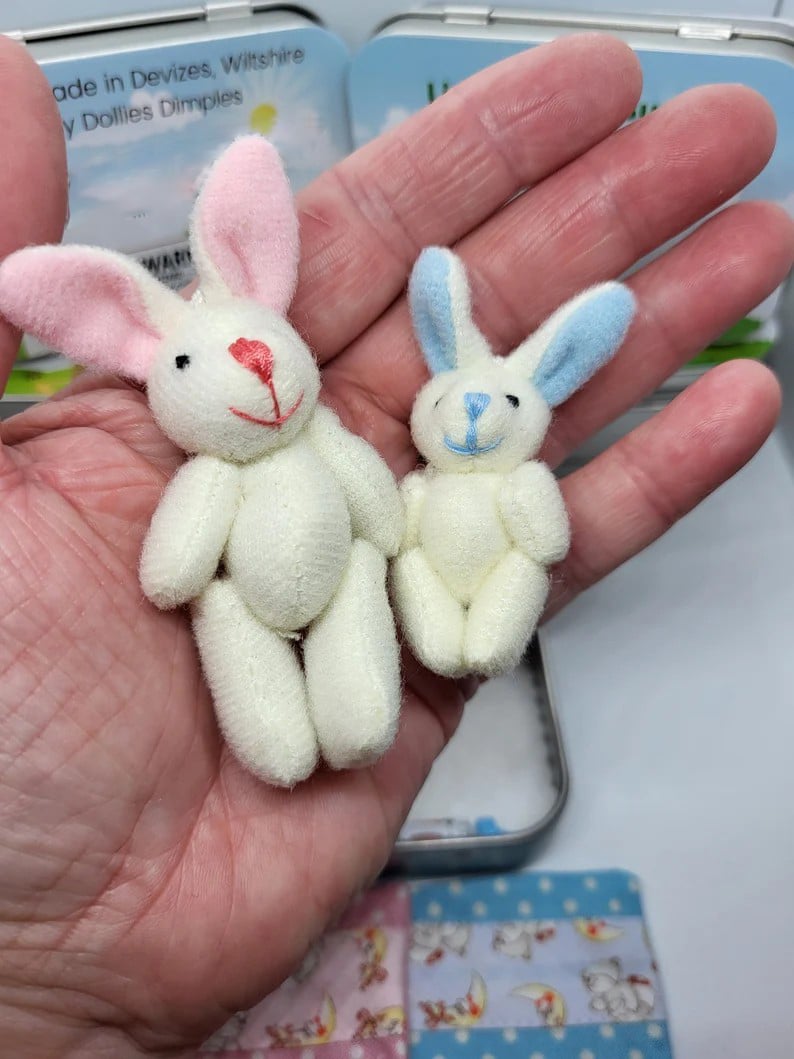 🐇 62% OFF! 🐇 Bunny Mummy & Baby Plush Pocket Tin – Handmade Easter Collectible with Cozy Blanket (Pink/Blue Ears) 🐇🎁