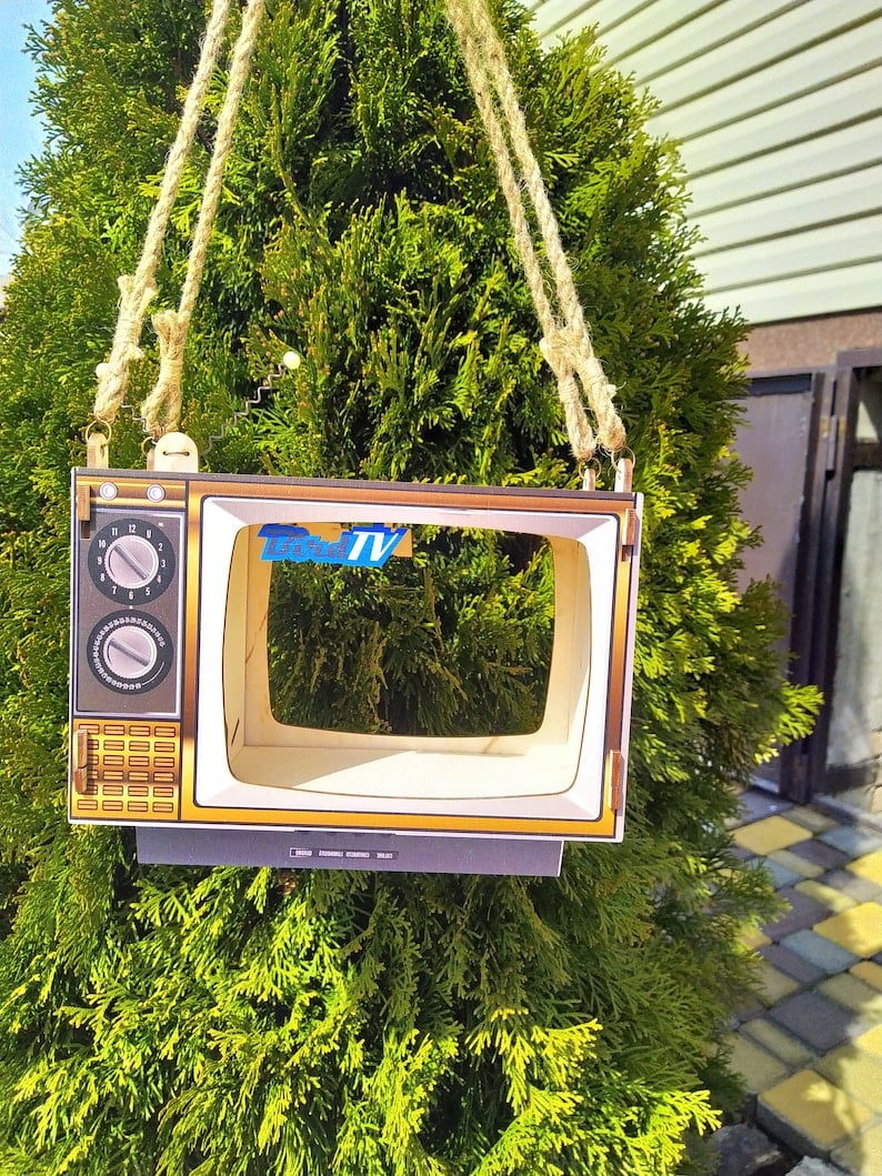 Unique TV Shaped Bird Feeder for Garden Decoration and Birdwatching Pleasure