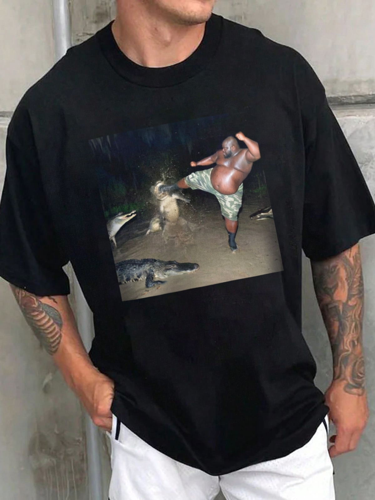 Men's Fun  Black Man Kicks An Alligator In Swamp Print Cotton Casual T-Shirt