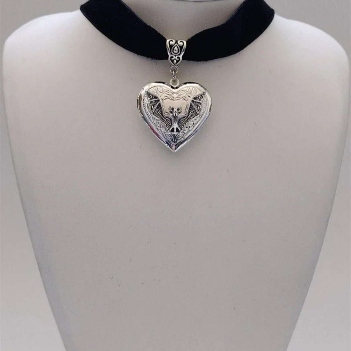 🖤✨ Gothic Heart Pendant Necklace – Vintage Love Heart Statement Jewelry