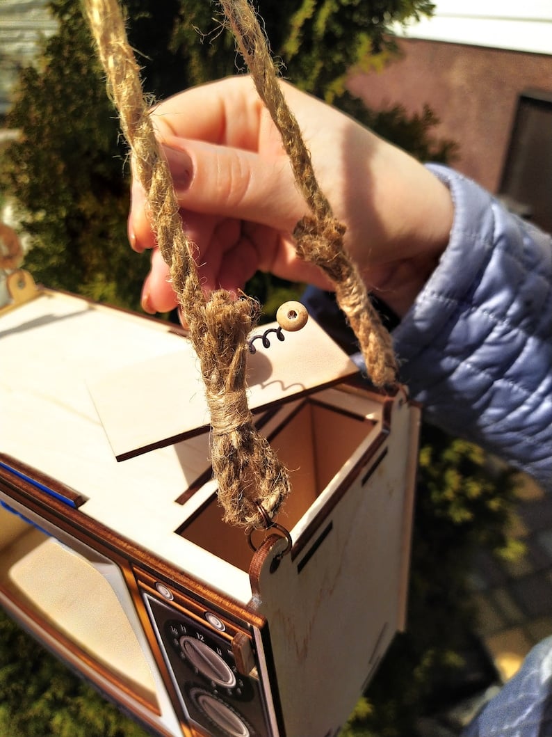 Unique TV Shaped Bird Feeder for Garden Decoration and Birdwatching Pleasure
