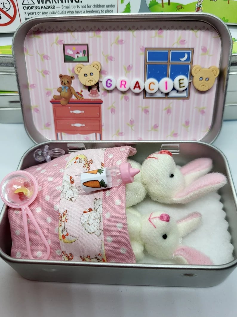 🐇 62% OFF! 🐇 Bunny Mummy & Baby Plush Pocket Tin – Handmade Easter Collectible with Cozy Blanket (Pink/Blue Ears) 🐇🎁