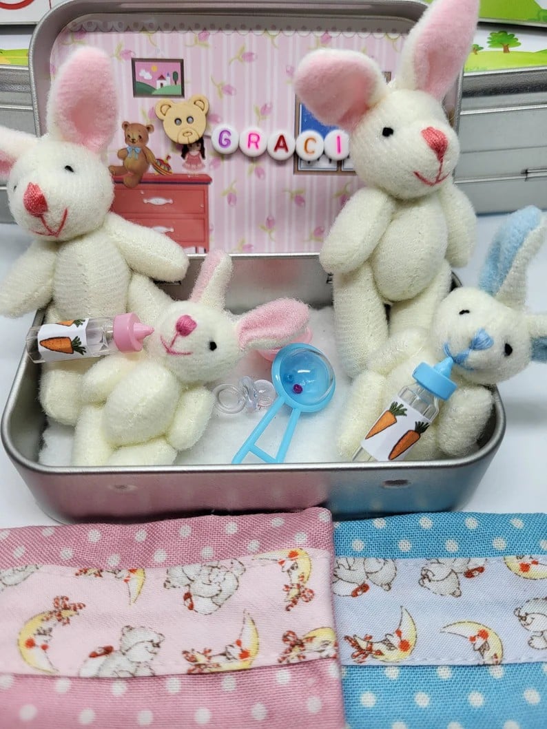 🐇 62% OFF! 🐇 Bunny Mummy & Baby Plush Pocket Tin – Handmade Easter Collectible with Cozy Blanket (Pink/Blue Ears) 🐇🎁