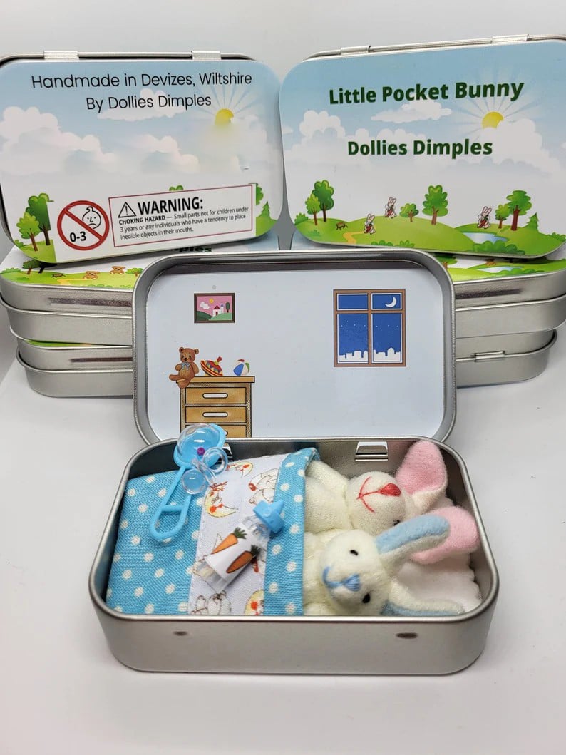 🐇 62% OFF! 🐇 Bunny Mummy & Baby Plush Pocket Tin – Handmade Easter Collectible with Cozy Blanket (Pink/Blue Ears) 🐇🎁