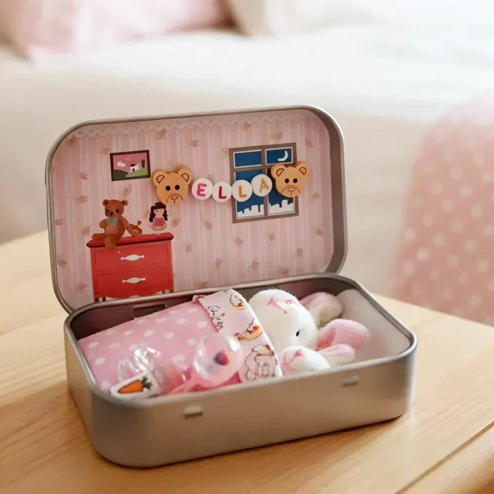 🐇 62% OFF! 🐇 Bunny Mummy & Baby Plush Pocket Tin – Handmade Easter Collectible with Cozy Blanket (Pink/Blue Ears) 🐇🎁