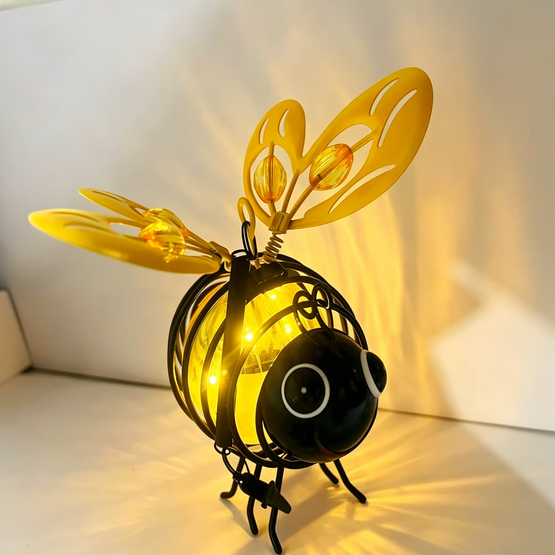 🐝 Outdoor Hanging Solar Bee Light – Charming Garden Décor With A Warm Evening Glow