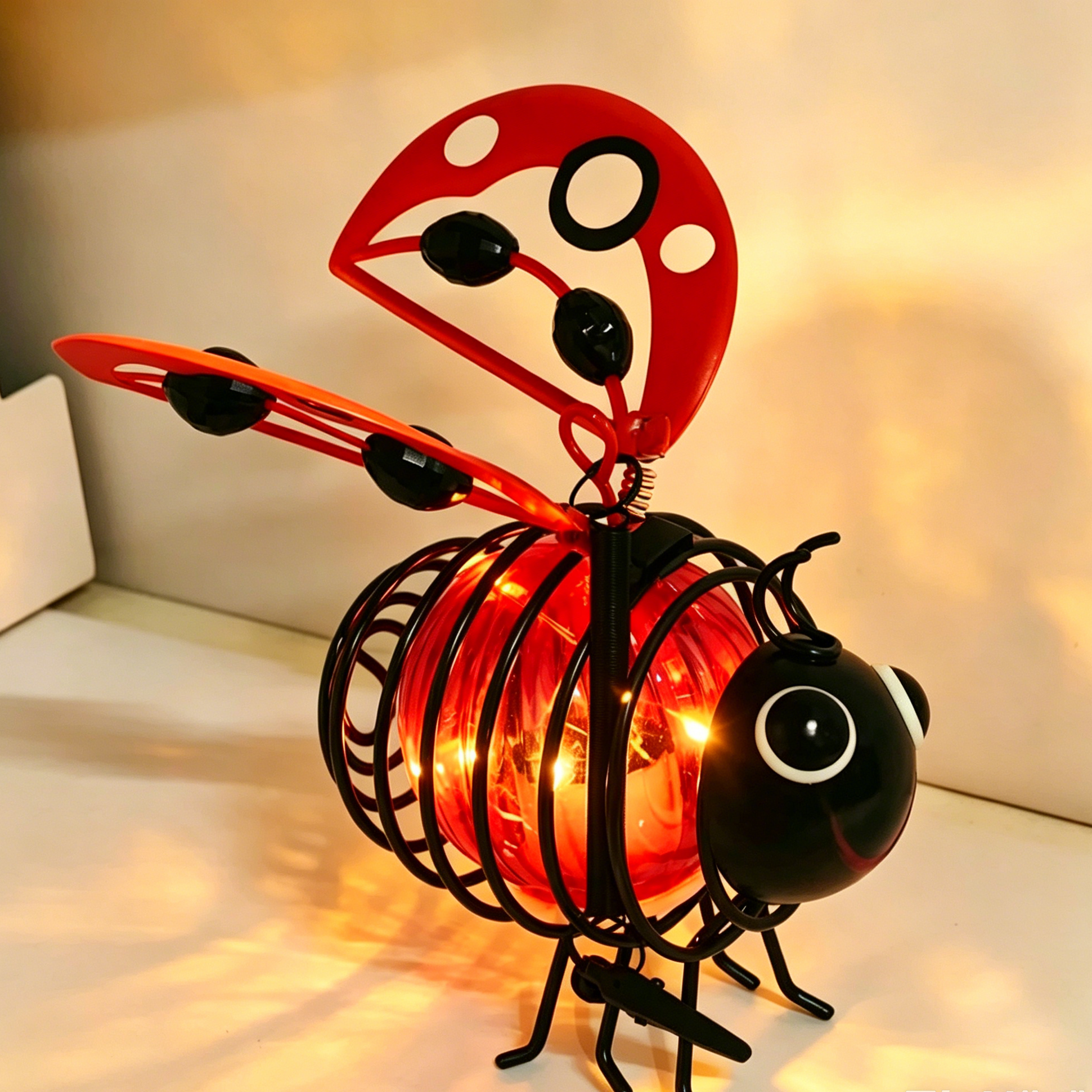 🐝 Outdoor Hanging Solar Bee Light – Charming Garden Décor With A Warm Evening Glow