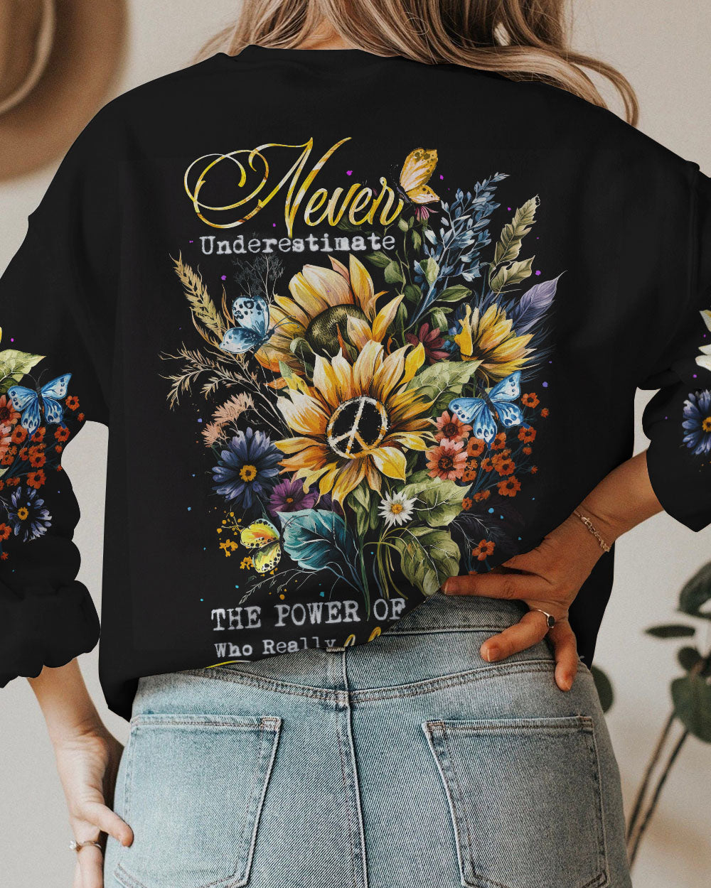 NEVER UNDERESTIMATE THE POWER OF A WOMAN WHO LOVES SUNFLOWERS ALL OVER PRINT - TA2802231
