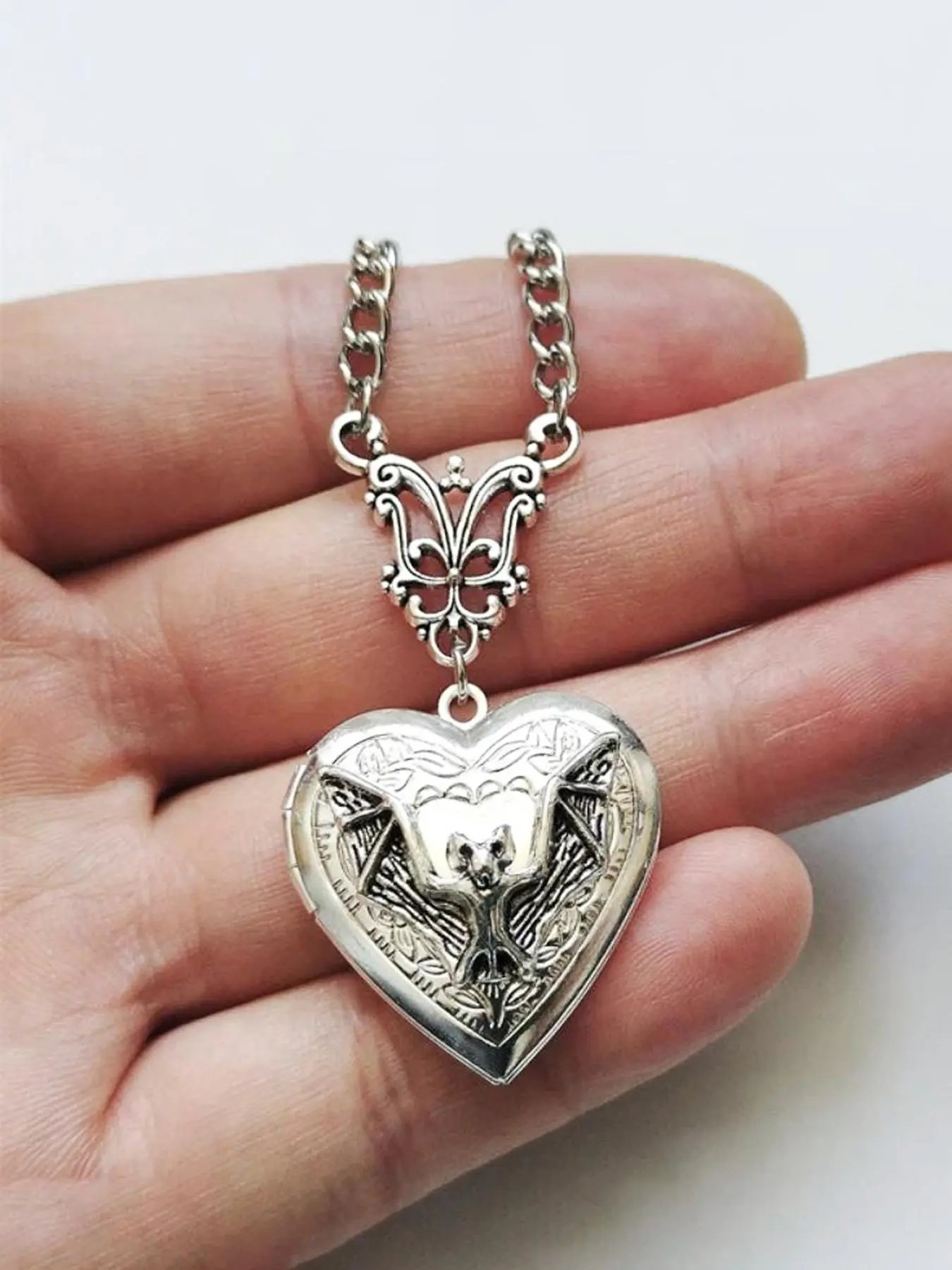 🖤✨ Gothic Heart Pendant Necklace – Vintage Love Heart Statement Jewelry
