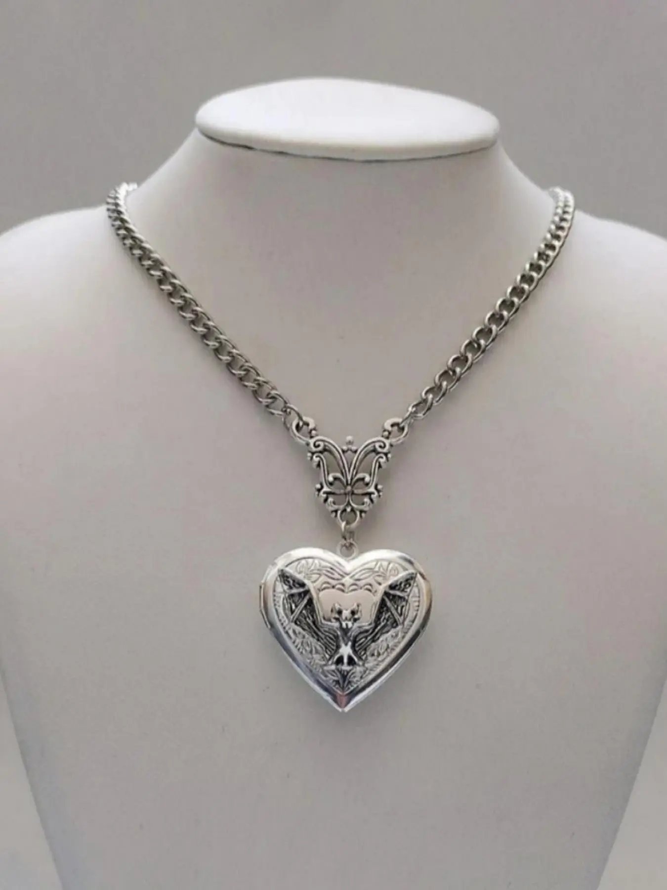 🖤✨ Gothic Heart Pendant Necklace – Vintage Love Heart Statement Jewelry