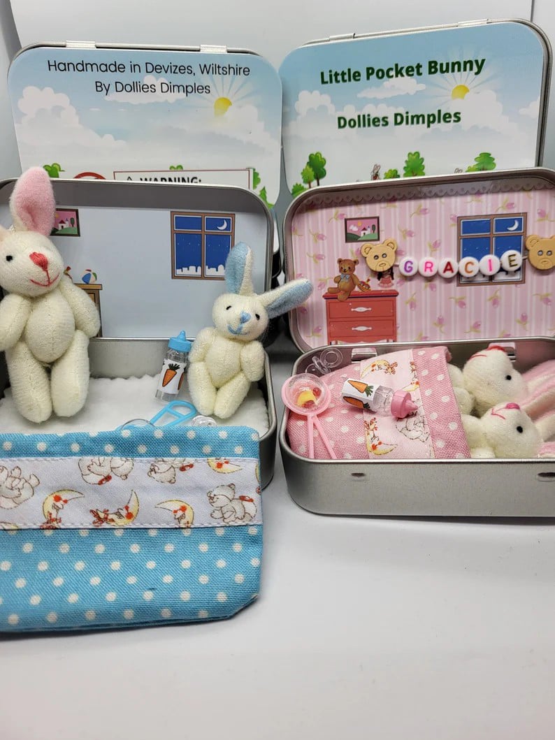 🐇 62% OFF! 🐇 Bunny Mummy & Baby Plush Pocket Tin – Handmade Easter Collectible with Cozy Blanket (Pink/Blue Ears) 🐇🎁