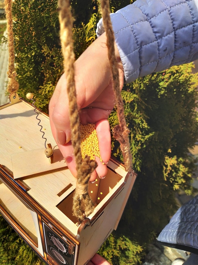 Unique TV Shaped Bird Feeder for Garden Decoration and Birdwatching Pleasure