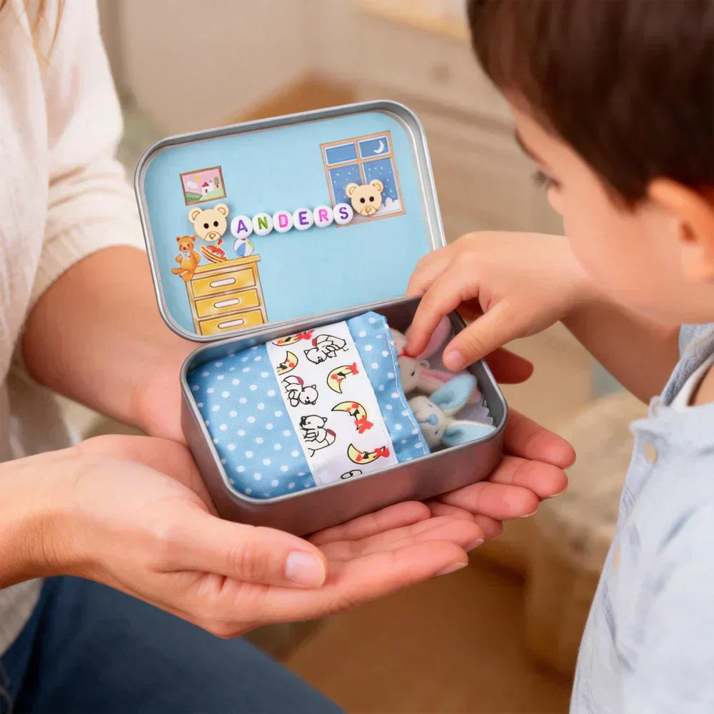 🐇 62% OFF! 🐇 Bunny Mummy & Baby Plush Pocket Tin – Handmade Easter Collectible with Cozy Blanket (Pink/Blue Ears) 🐇🎁