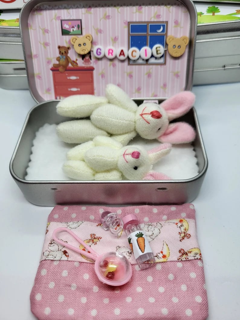 🐇 62% OFF! 🐇 Bunny Mummy & Baby Plush Pocket Tin – Handmade Easter Collectible with Cozy Blanket (Pink/Blue Ears) 🐇🎁