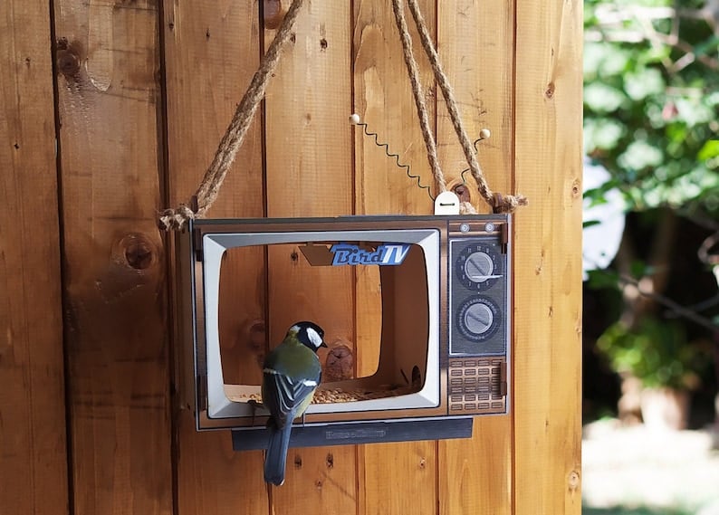 Unique TV Shaped Bird Feeder for Garden Decoration and Birdwatching Pleasure