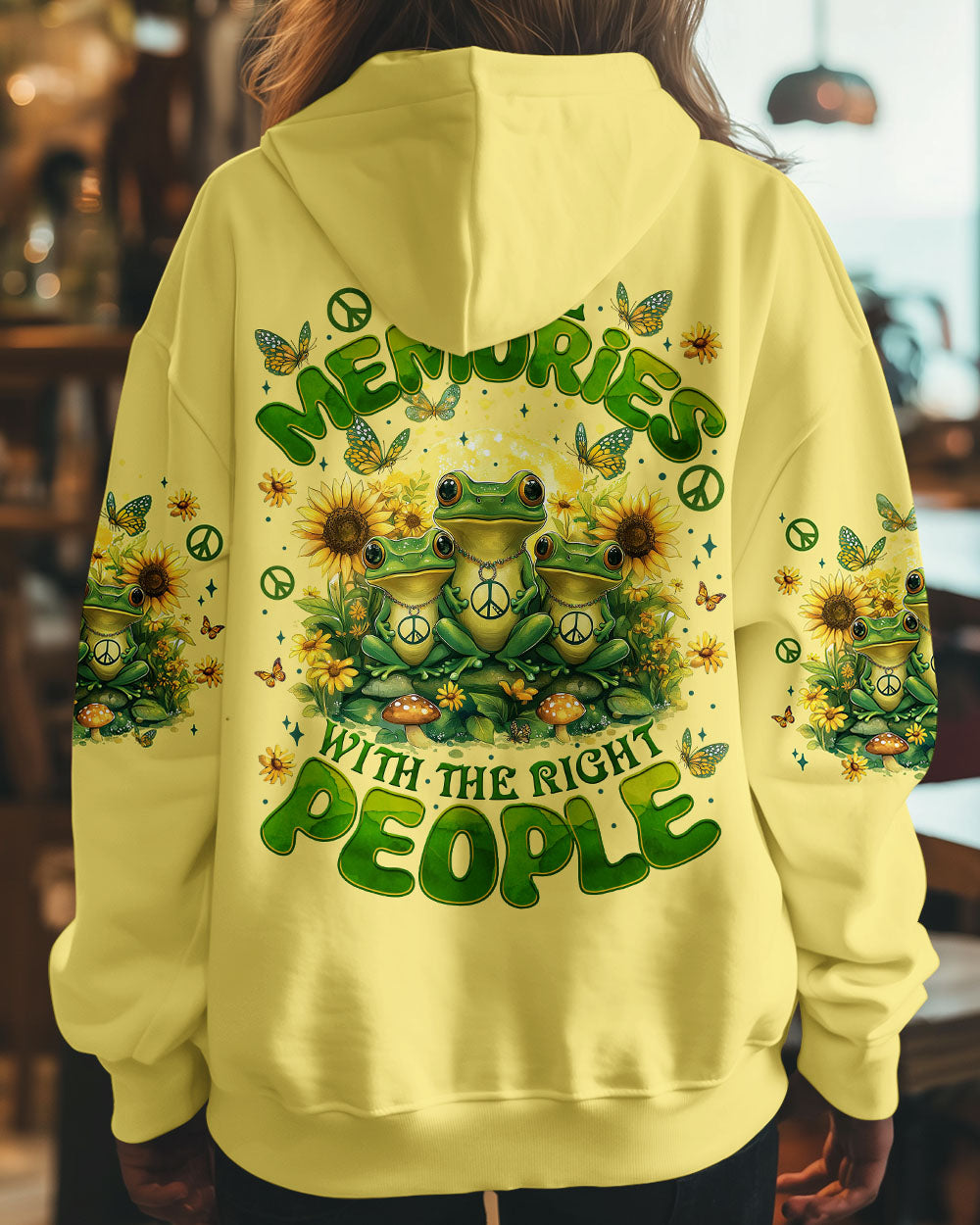 MAKE MEMORIES WITH THE RIGHT PEOPLE FROGS ALL OVER PRINT - TYTM1803252