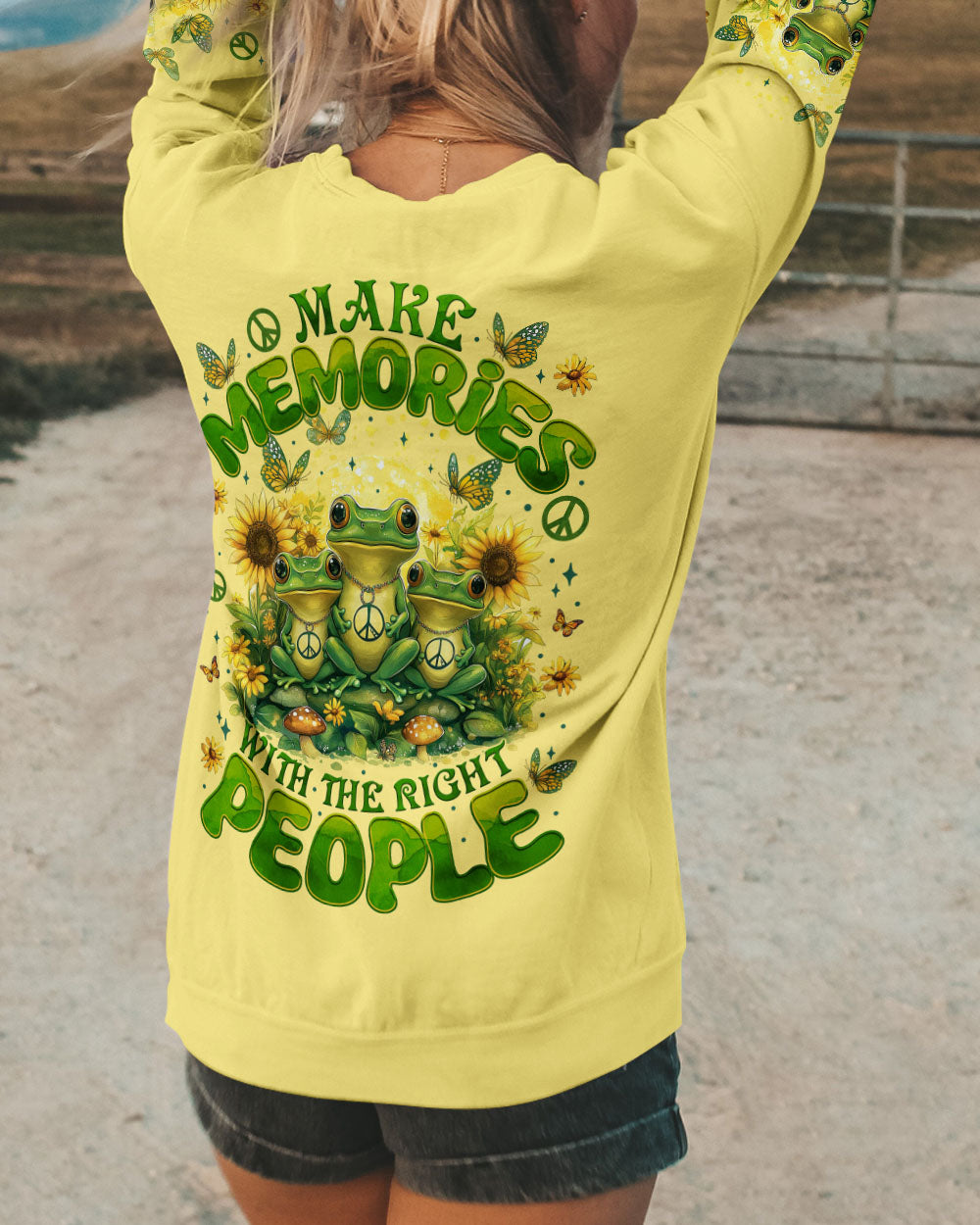 MAKE MEMORIES WITH THE RIGHT PEOPLE FROGS ALL OVER PRINT - TYTM1803252