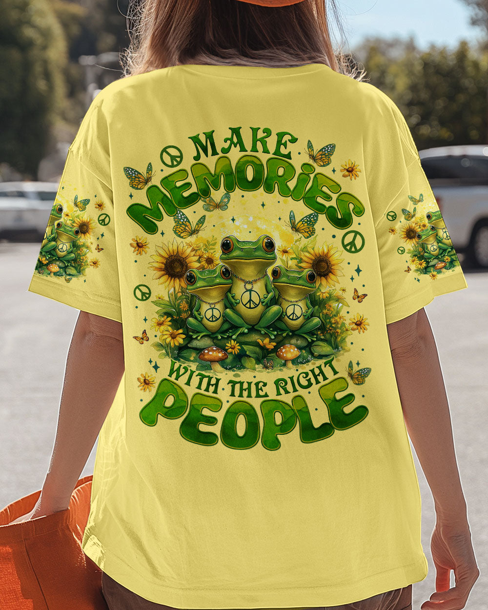 MAKE MEMORIES WITH THE RIGHT PEOPLE FROGS ALL OVER PRINT - TYTM1803252