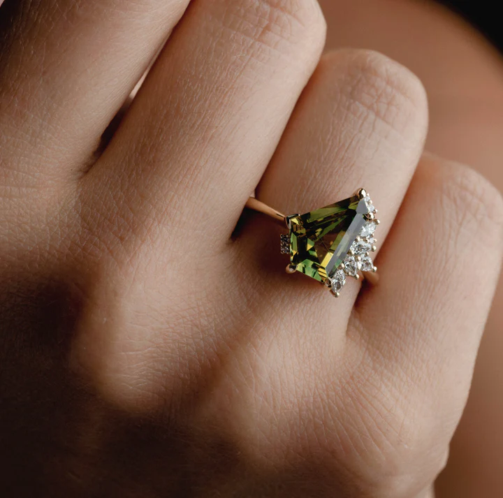 4,05 ct nepravidelná shluk volně tvarovaných safírů a diamantů